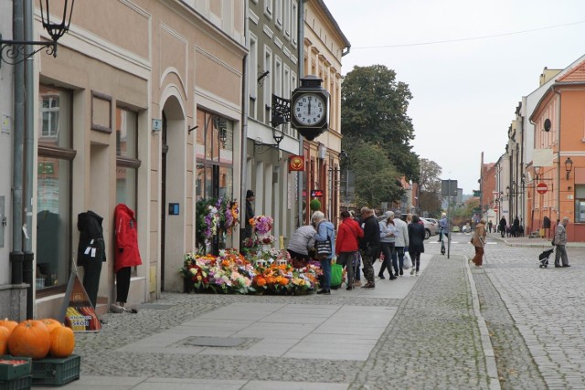 Zobaczcie, jakie stroiki, wianki, wiązanki i znicze na cmentarz na Wszystkich Świętych można kupić już teraz w Chełmnie