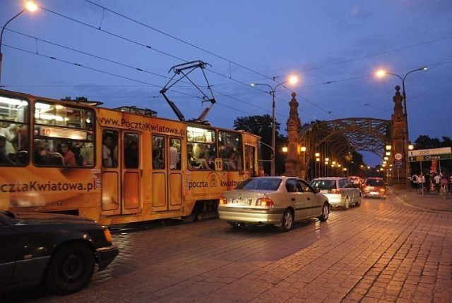 Gdy chleba dosyć, rośnie popyt na igrzyska - śpiewał przed laty Wojciech Młynarski. Pomimo wieczornej burzy o 21.30 w kierunku Hali Stulecia zmierzały tłumy pieszych i zatłoczone tramwaje. Fot. Janina Bieleńko