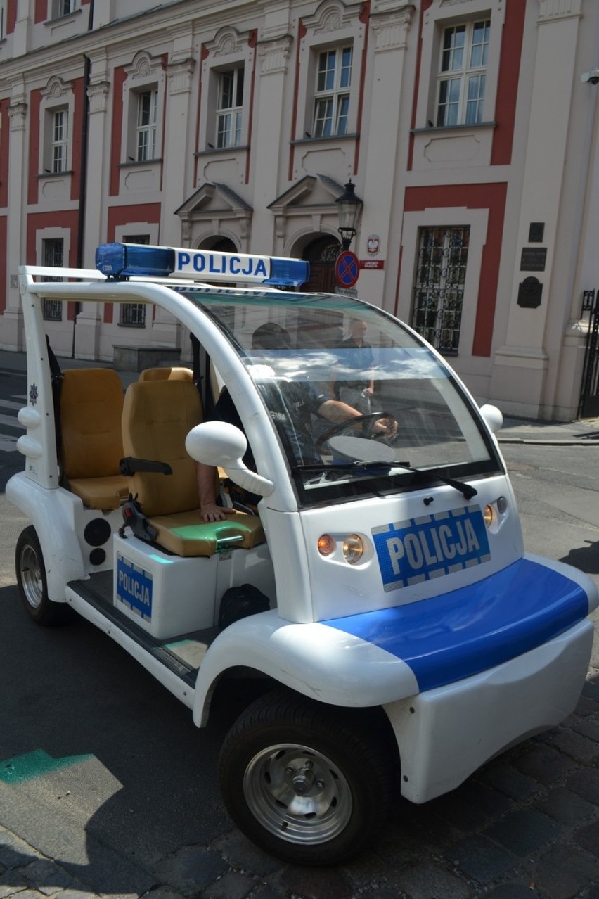 Nietypowy radiowóz patroluje Stare Miasto w Poznaniu