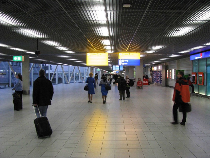 Jeden z terminali amsterdamskiego lotniska...