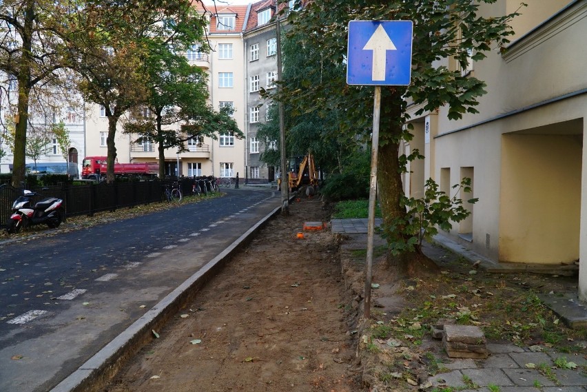 Chodnik przy placu Asnyka, od skrzyżowania z ul. Słowackiego...