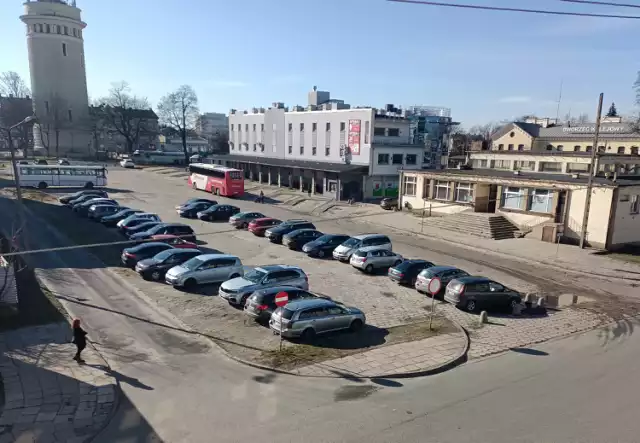 Powiatowe Centrum Przesiadkowe w Piotrkowie - stan obecny na terenie dworca PKS i wizualizacje nowego obiektu, którego budowa ruszy po 1 marca