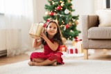 Jaki prezent na święta dla dzieci? Wybór jest ogromny, ale uważaj niektóre zabawki mogą być dla nich szkodliwe. Zobacz, czego nie kupować