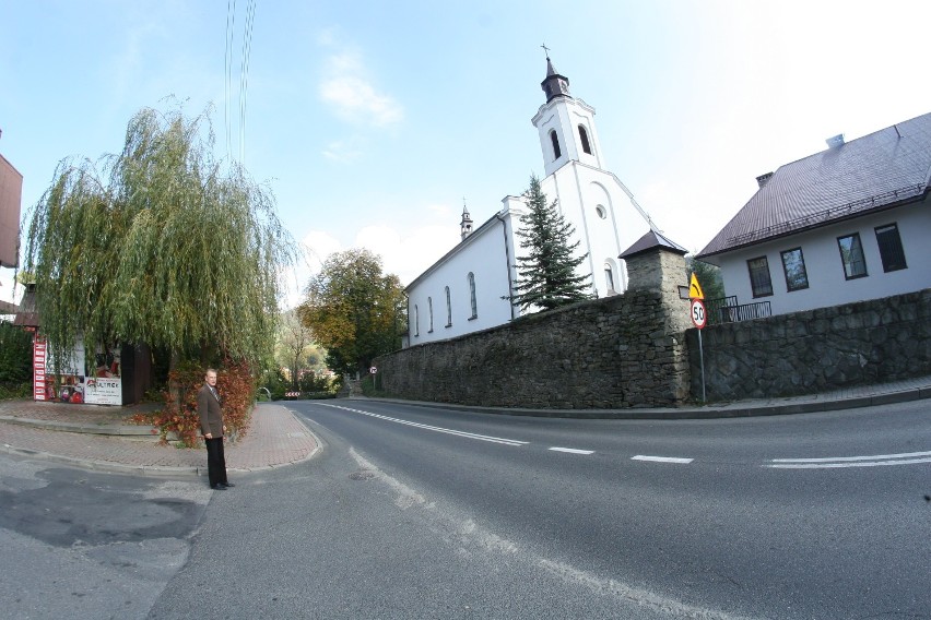 Przebudują feralny zakręt. Uratują kościół i pieszych