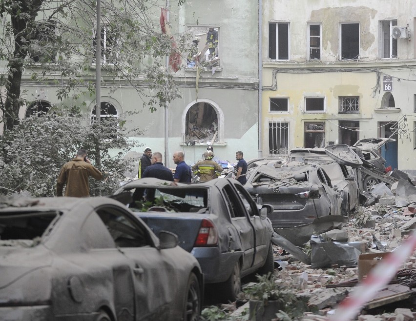 Skutki nocnego ataku rakietowego Rosjan na Lwów.