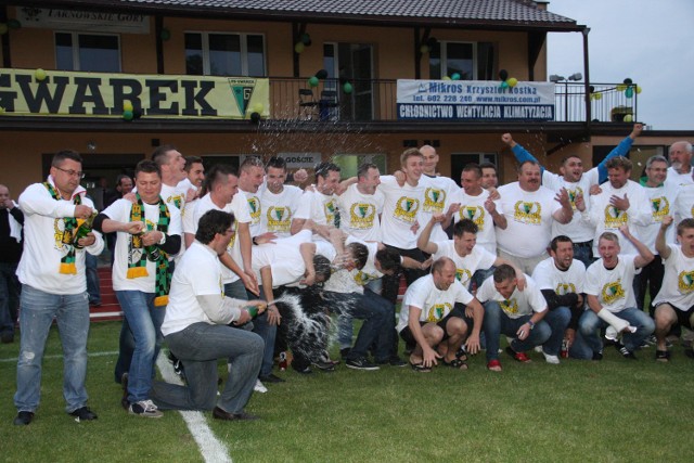 W zakończonej kadencji zarządu TS Gwarek Tarnowskie Góry udało się wprowadzić drużynę seniorów do IV ligi. Tak działacze i piłkarze świętowali sukces 7 czerwca