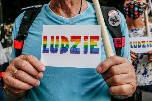 W Bydgoszczy trzech agresywnych mężczyzn obrzucało obelgami i obrażało klientów klubu dla gejów.