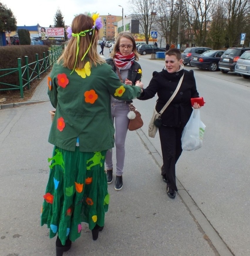 Przedszkolaki ze Staszowa balonami i kwiatami przywitały wiosnę [ZDJĘCIA]