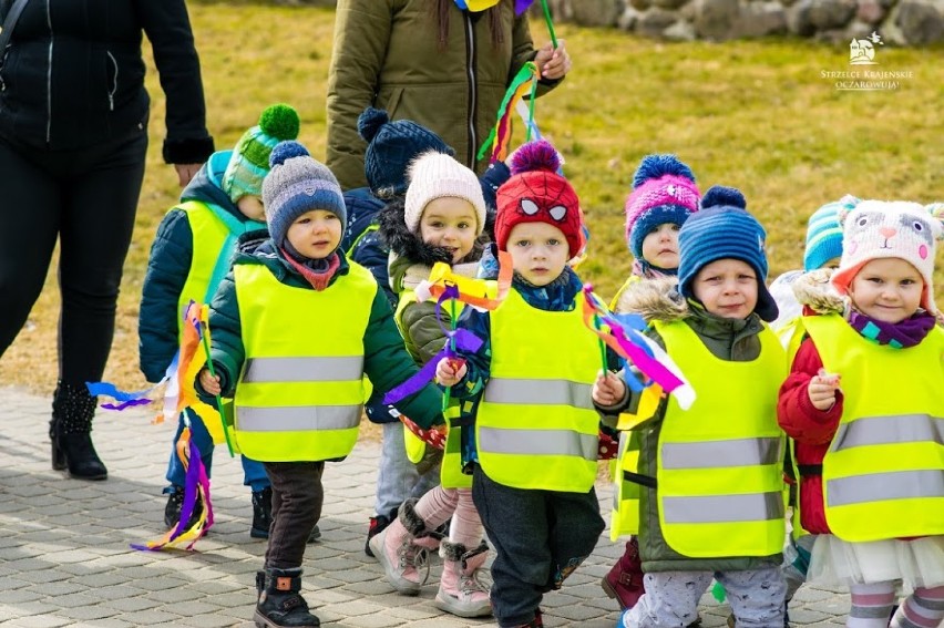 Dzieci powitały wiosnę. Ile było kwiatków i kolorów! [ZDJĘCIA]