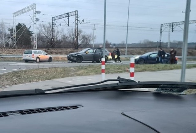 Trzy samochody zostały poobijane w Radomiu na ulicy Czarnoleskiej przy wjeździe na obwodnicę południową.