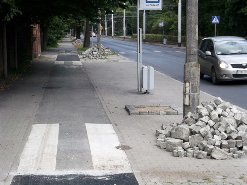 Powstaje nowa droga dla rowerzystów. Mniej miejsca dla aut na Mickiewicza (ZDJĘCIA)