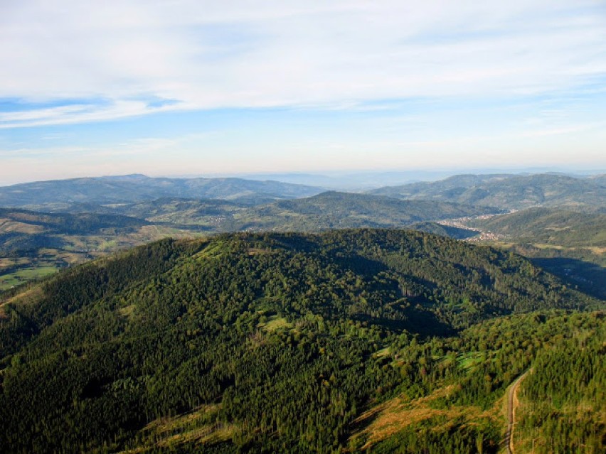 Beskid Żywiecki z lotu ptaka. Zobacz zdjęcia wykonane przez paralotniarza