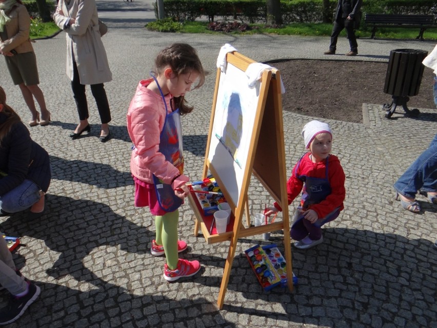 Wiosenne malowanie na placu 3 Maja w Radomsku