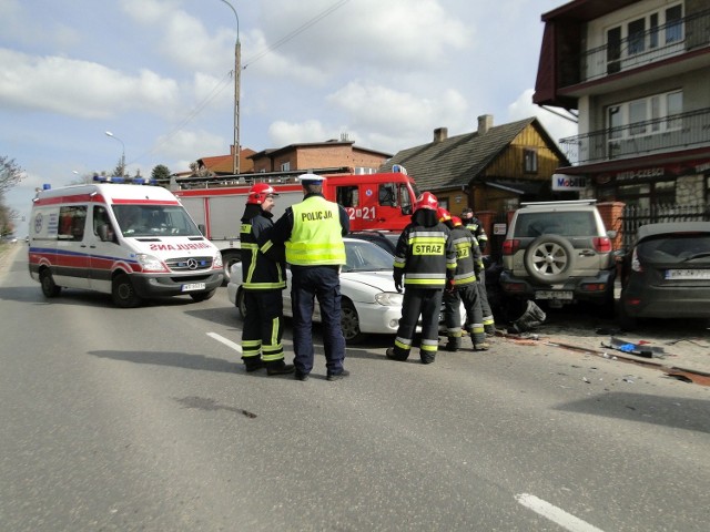 W poniedziałek, po godzinie 10 doszło do poważnie wyglądającego zderzenia się dwóch samochodów osobowych na ulicy Zbrowskiego, między Struga a Katowicką. Ucierpiały też pojazdy zaparkowane na poboczu.