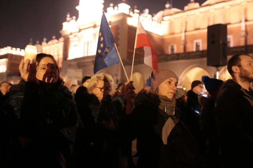 Opozycja przeciwna ustawom w sprawie sądów. Protest na Rynku Głównym w Krakowie