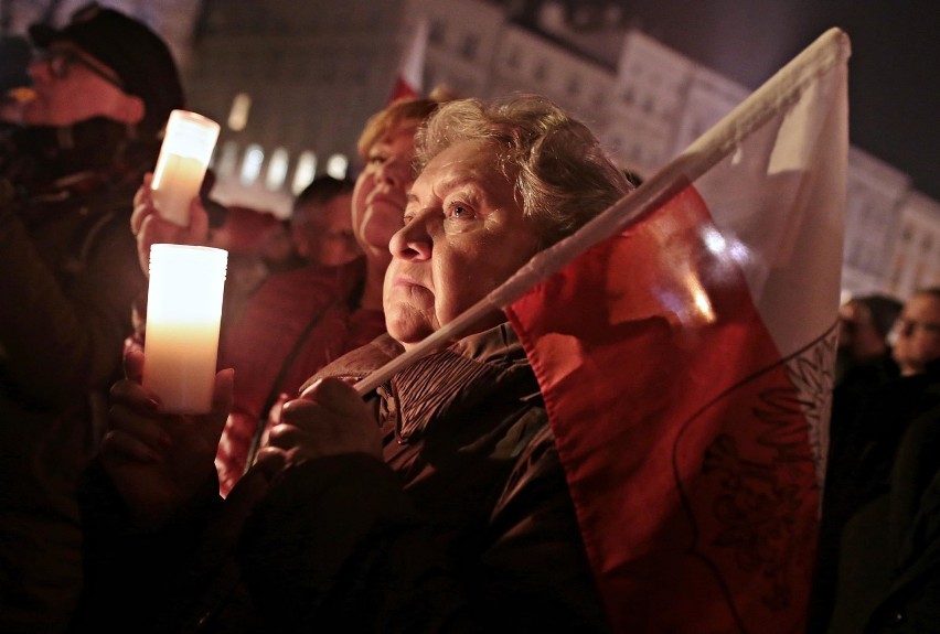 Opozycja przeciwna ustawom w sprawie sądów. Protest na Rynku Głównym w Krakowie