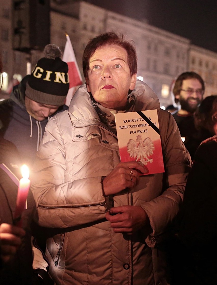 Opozycja przeciwna ustawom w sprawie sądów. Protest na Rynku Głównym w Krakowie