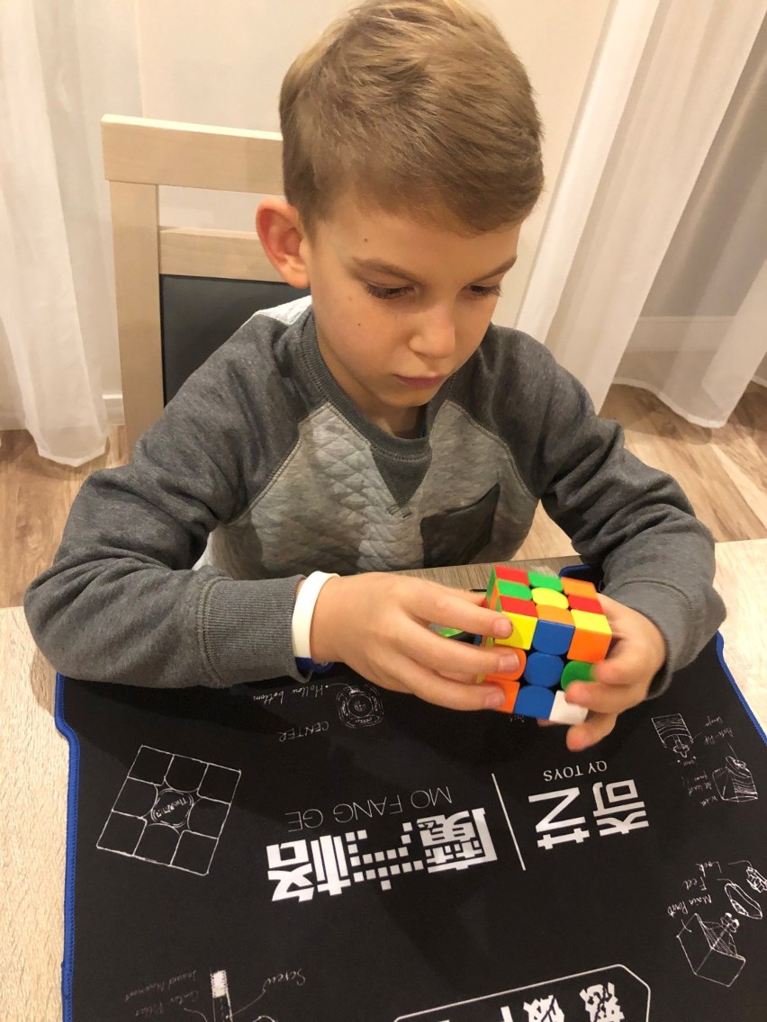 7-letni Filip Wiącek z Boguchwały wicemistrzem Polski w układaniu kostki Rubika na czas. Wynik: ok. 23 sekund!