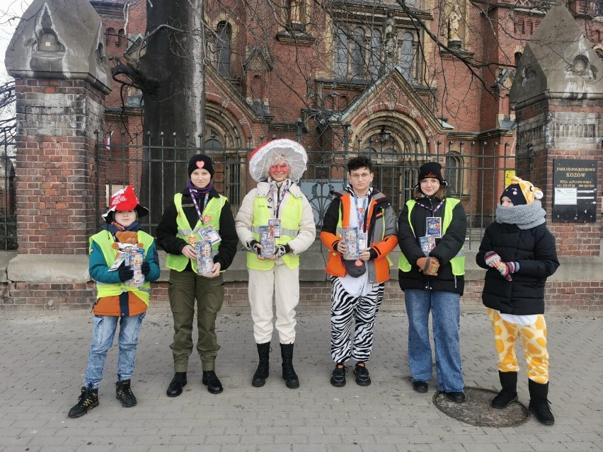 Wolontariusze kwestują na ulicach Nysy. W galerii...