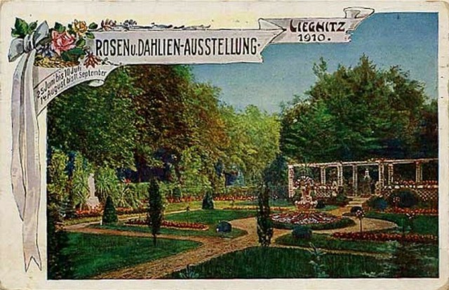 Fragment ekspozycji w ogrodzie różanym z pergolą i posągiem Hebe na oficjalnej karcie pocztowej z wystawy Róż i Dalii z 1910 r. Ze zbioru L.Moszyńskiego