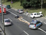 Wypadek na Trasie Łazienkowskiej. Motocykl roztrzaskał się o punto [zdjęcia]