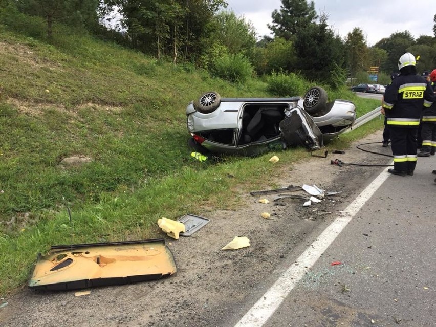 DK 75. Samochód osobowy rozbił się w Łabowej. Utrudnienia w ruchu na szosie krynickiej