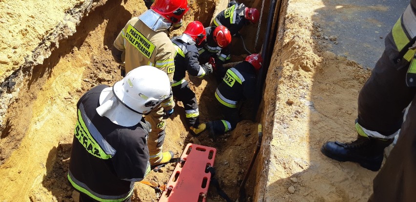 Wypadek w Wierzchlesie. Strażacy uratowali mężczyznę przysypanego ziemią [AKTUALIZACJA, FOTO]