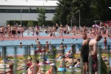 Wrocław. Łamanie zakazu skoków do wody, pobicia ratowników... Oto dzień na letnim basenie przy ul.Wejherowskiej
