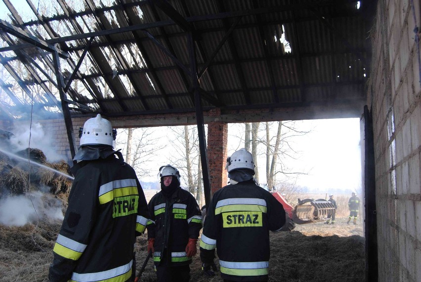 Pożar stodoły i auta (ZDJĘCIA)