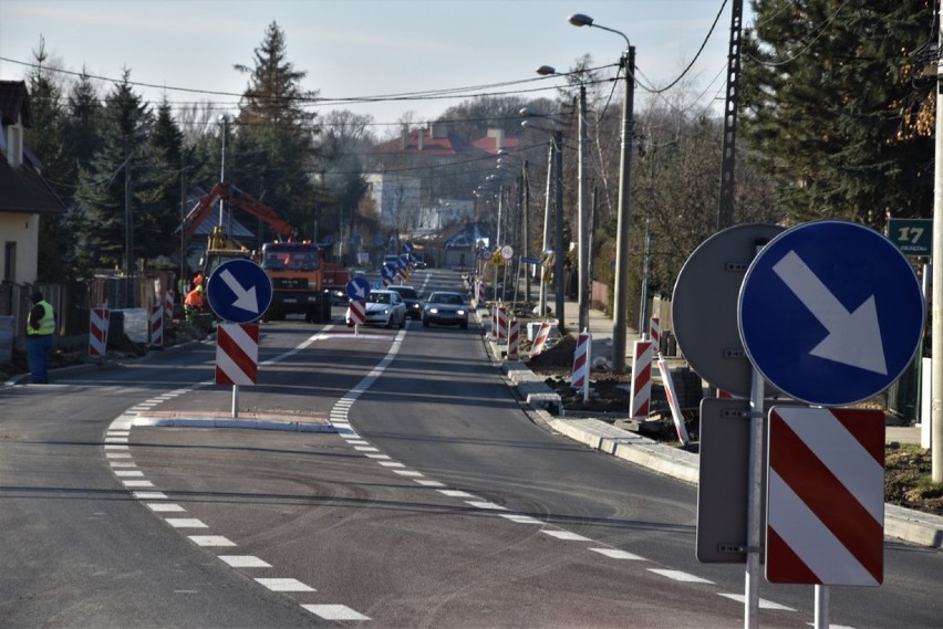 Nowy wygląd ulicy Okrężnej. Do czego służy czerwony asfalt?