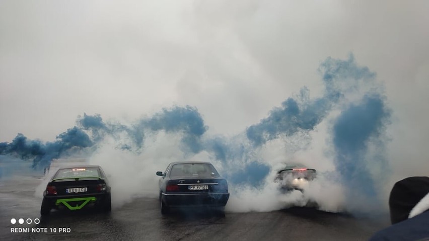 Chmura dymu i niecodzienne wyznanie miłości na lotnisku w Pile [ZDJĘCIA]