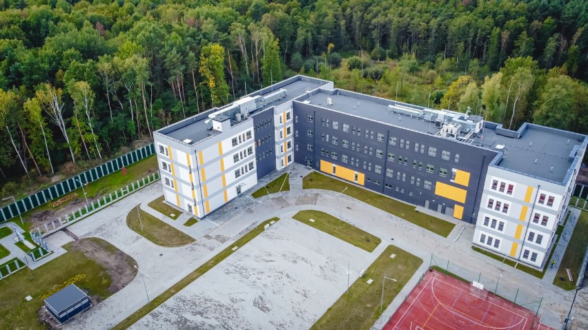 Nowoczesny budynek mieszkalny dla cudzoziemców w Lesznowoli. Strzeżona placówka pomieści 200 osób, które dostaną się do Polski
