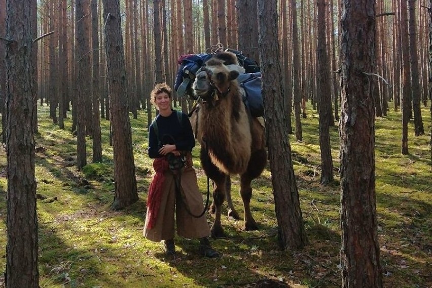 Francuzka idzie z wielbłądem przez Europę. W naszym...