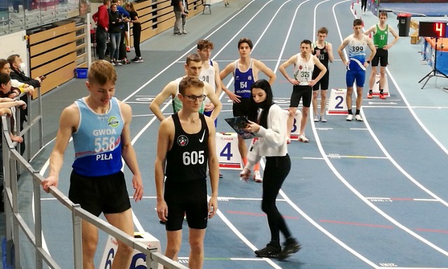 Mikołaj Czechowicz (pierwszy z lewej),  kandydat do startu na Mistrzostwach Świata Juniorów w Kolumbii na 3000 m prz., świetnie pobiegł na 800 m, uzyskując aktualnie drugi wynik w Polsce w hali w wśród juniorów