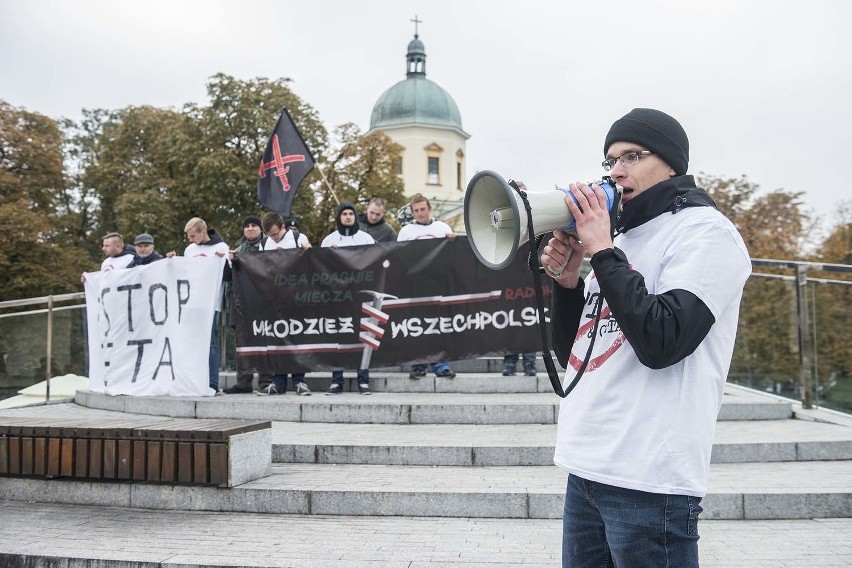 #stopTTiP i #stopCETA w Radomiu. Protest przeciw umowie o wolnym handlu i dyktaturze korporacji