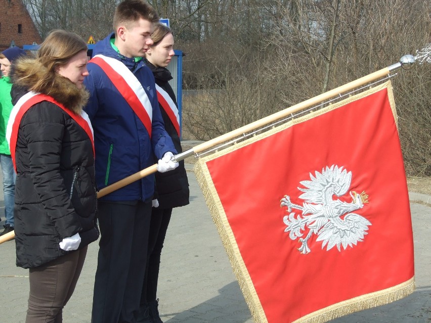 Narodowy Dzień Pamięci Żołnierzy Wyklętych 2018: Złożenie kwiatów pod pomnikiem żołnierzy "Bory" w Benicach [ZDJĘCIA]