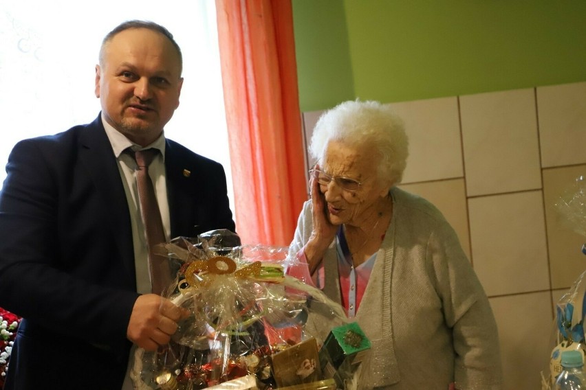 100-latka z gminy Limanowa Maria Dudek przyjęła wiele życzeń...