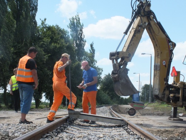 Prace przy remoncie przejazdu kolejowego w Polichnie były prowadzone w niedzielę i w poniedziałek