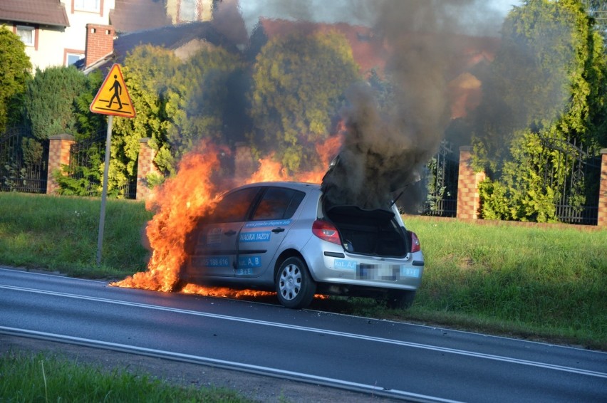 Płonące auto na ulicy Wojska Polskiego w Człuchowie