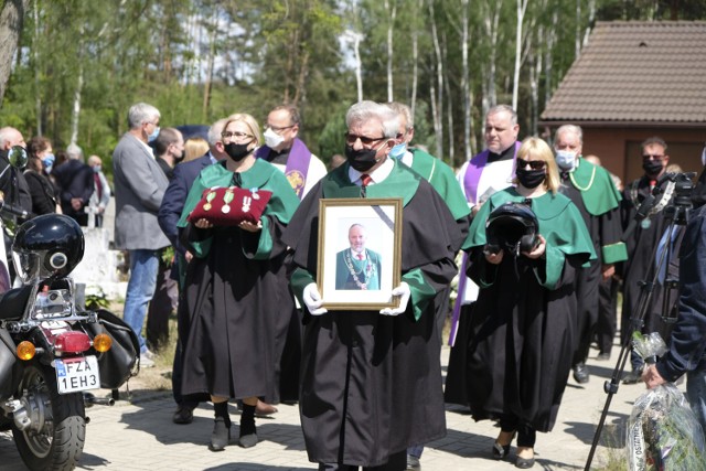 Tłumy żegnały Bolesława Adamika na cmentarzu w Kunicach. Szczególnie poruszające było pożegnanie motocyklistów, którzy w ostatniej drodze kolegi, włączyli silniki motocykli. Bolesław Adamik zmarł 17 maja w wieku 65 lat. Był znanym żarskim przedsiębiorcą, starszym Cechu Rzemiosł Różnych i Przedsiębiorczości oraz wiceprezesem Izby Rzemieślniczej i Wicemarszałek Sejmiku Lubuskiego, kombatantem misji ONZ.