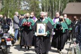 Pogrzeb Bolesława Adamika na cmentarzu w Kunicach. Niezwykłe pożegnanie kolegów - motocyklistów