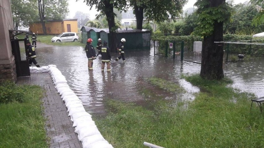 Pogotowie przeciwpowodziowe w woj. śląskim. Stany alarmowe i ostrzegawcze na rzekach. Straż interweniowała ponad 100 razy