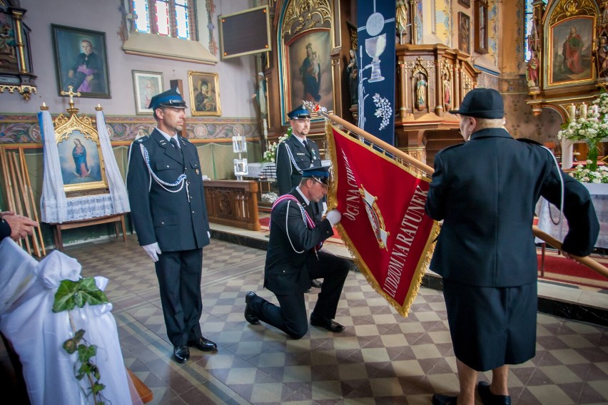 Swarzewo. W maryjnym sanktuarium poświęcili i przekazali sztandar dla Zarządu Powiatowego OSP w Pucku | ZDJĘCIA, WIDEO