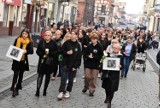 Tak było na marszu milczenia w Inowrocławiu. Mieszkańcy przeszli przez centrum. Uczcili 13-letnią Nadię zamordowaną przez 18-latka. Zdjęcia