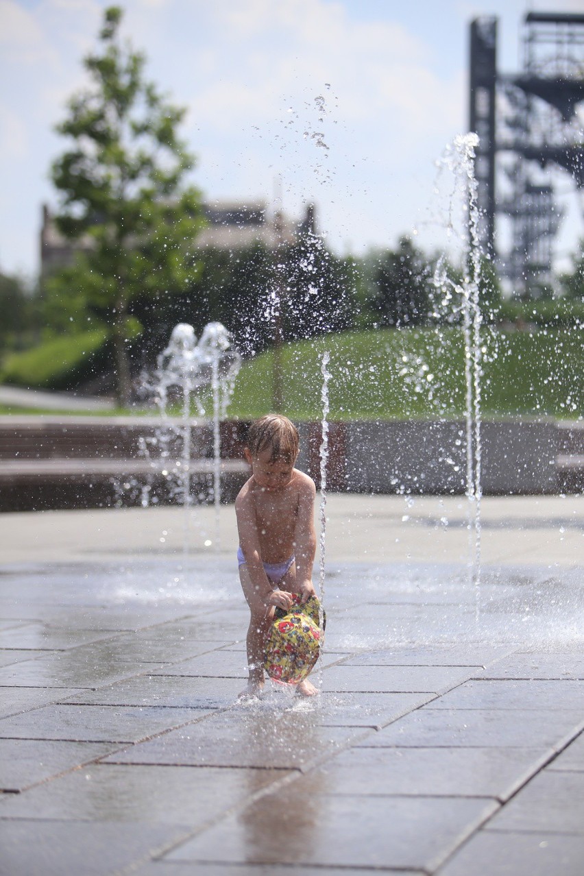 Zabawa w fontannie przy NOSPR w Katowicach