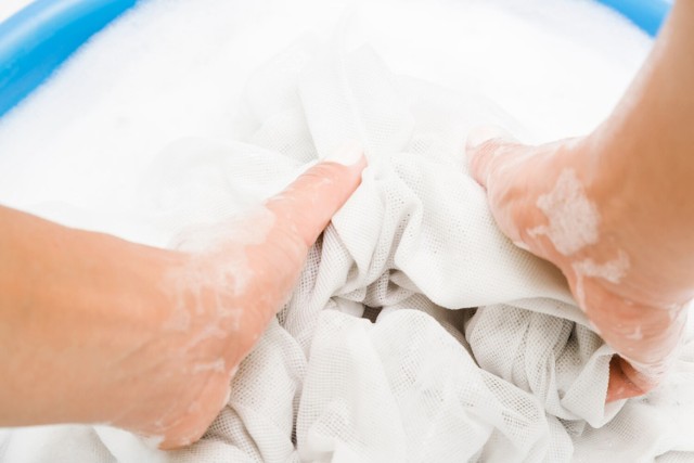 Białe firany uszyte z delikatnych materiałów pierzmy w pralce z użyciem programu do prania ręcznego lub tkanin delikatnych. Odpowiednia pielęgnacja i cykliczne wybielanie firanek zapobiegnie ich żółknięciu i szarzeniu oraz pomoże długo zachować ich nienaganny wygląd.