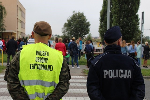 Inowrocławscy policjanci, strażnicy miejscy i żołnierze inowrocławskiego oddziału Wojsk Obrony Terytorialnej rozpoczęli działania mające poprawić bezpieczeństwo na drogach prowadzących do szkół