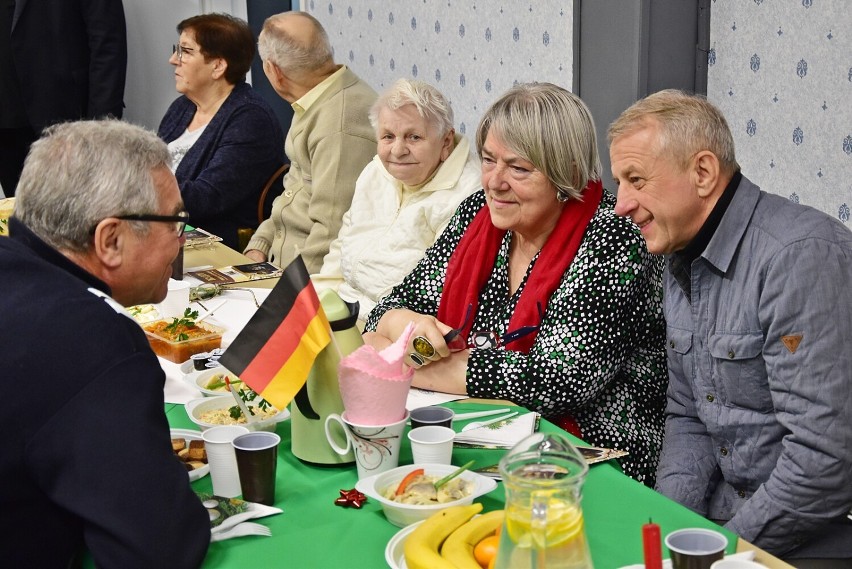 Spotkanie wypełnione życzeniami, kolędami oraz świątecznymi...