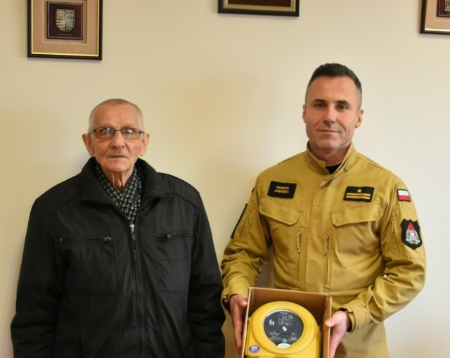 Pan Tadeusz w przedświąteczny piątek przekazał nowiutki defibrylator na ręce komendanta powiatowego skarżyskiej straży pożarnej młodszego brygadiera  Marcina Jasińskiego