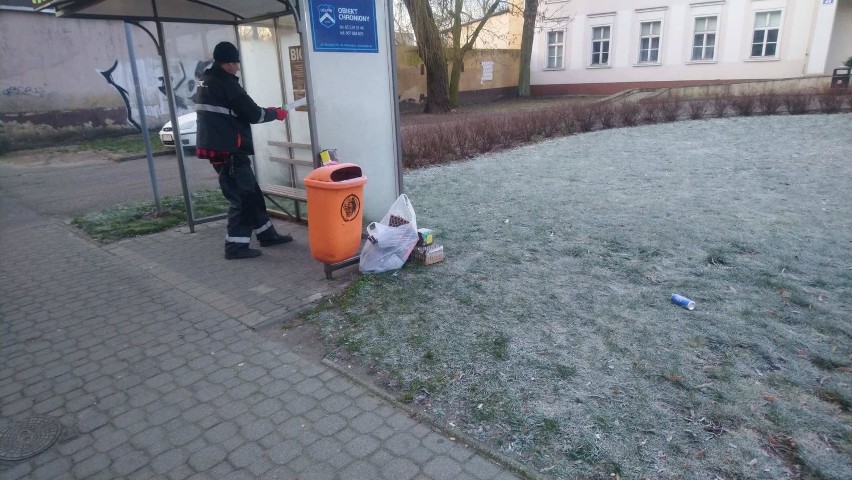 Leszno. Masowe podrzucanie śmieci w mieście. Znikną uliczne kosze jak na Przylesiu? [ZDJĘCIA]